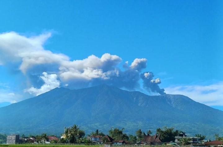 Gunung Marapi Erupsi, Kolom Abu Vulkanik Mencapai Ketinggian 2.000 Meter