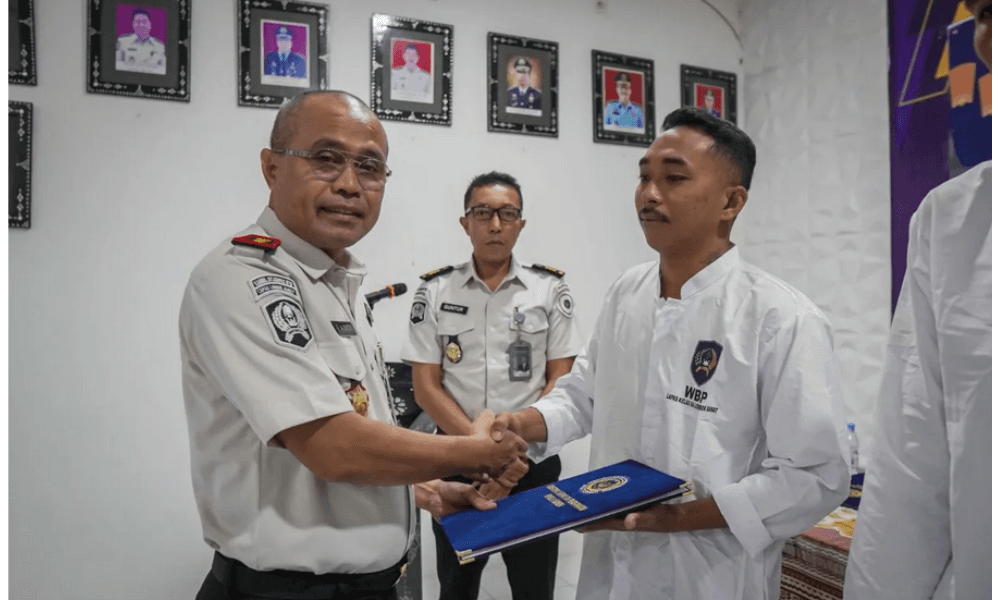 Tujuh Narapidana Buddha di Lapas Lombok Barat Terima Remisi Khusus Waisak 2570 BE
