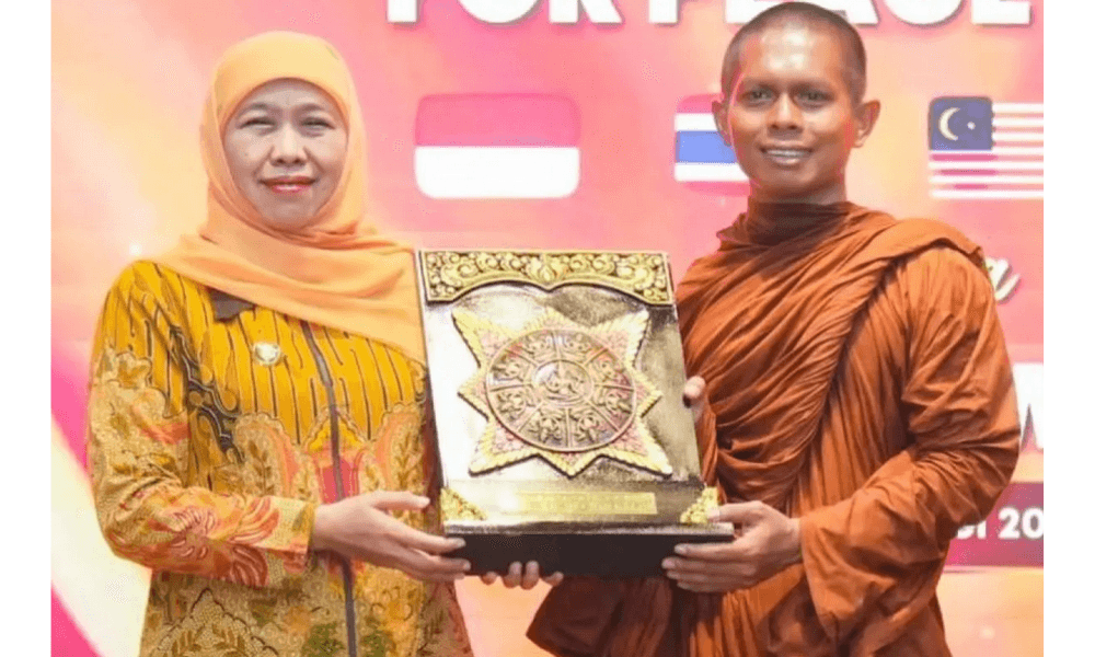Khofifah Ajak Perkuat Persaudaraan dan Perdamaian dalam Momentum Waisak 2570 BE