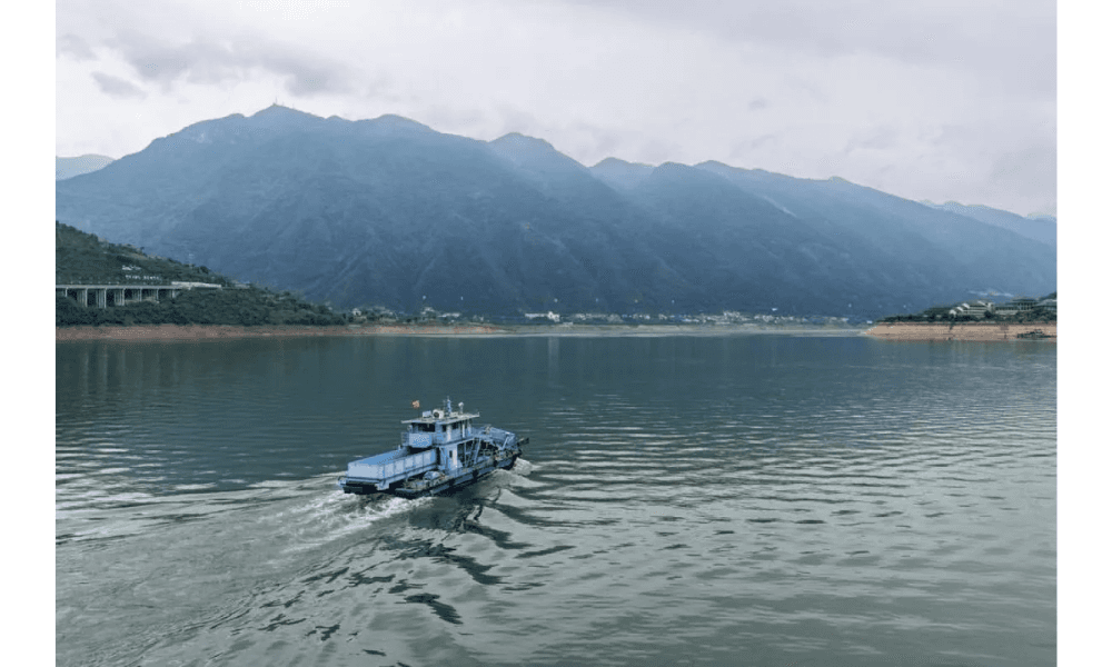 Tim Khusus Kerahkan Kapal Mekanis Bersihkan Sampah Terapung di Waduk Tiga Ngarai Chongqing