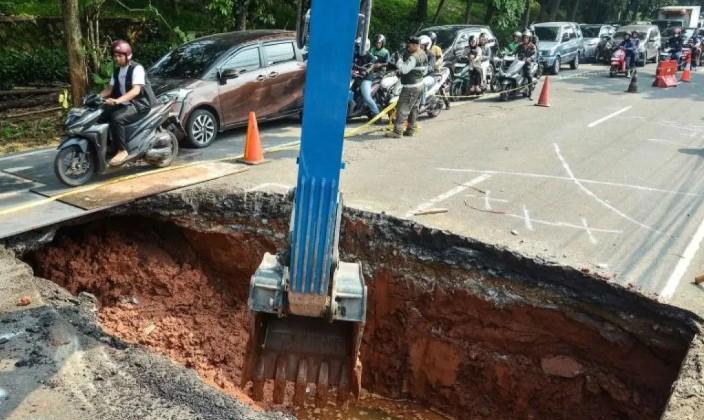 Pemprov DKI Tutup Sementara Jalan Lenteng Agung Arah Depok untuk Perbaikan Saluran Bawah Tanah