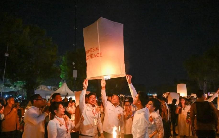 Gibran Mengajak Umat Buddha Jadi Pelopor Perdamaian pada Puncak Waisak Nasional 2026 di Borobudur