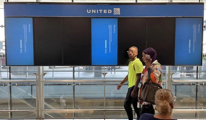 Pesawat United Airlines Tujuan Spanyol Putar Balik Setelah Sinyal Bluetooth Bernama “BOMB” Picu Alarm Keamanan