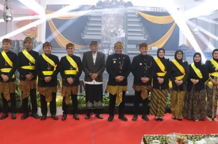 Sejumlah Pejabat Dikukuhkan Menjadi Warga Kehormatan Masyarakat Tengger pada Yadnya Kasada 2026