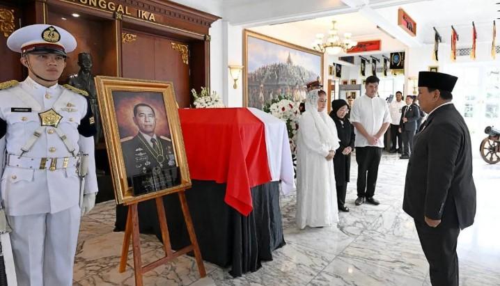 Presiden Prabowo Berikan Penghormatan Terakhir kepada Ryamizard Ryacudu di Kementerian Pertahanan