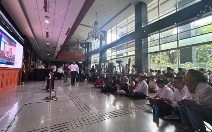 Pendukung dan Sopir Ojol Nobar Sidang Pleidoi Nadiem Makarim di PN Jakarta Pusat