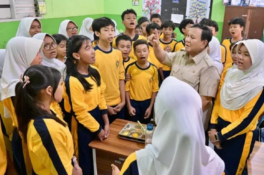 Presiden Prabowo Berdialog dengan Siswa SMPN 111 Jakarta Saat Meninjau Program Makan Bergizi Gratis