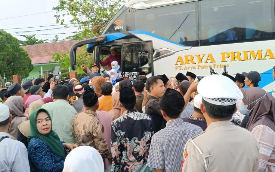Seluruh Jamaah Haji OKU Timur Kembali dengan Selamat, Disambut Haru Keluarga di Kampung Halaman