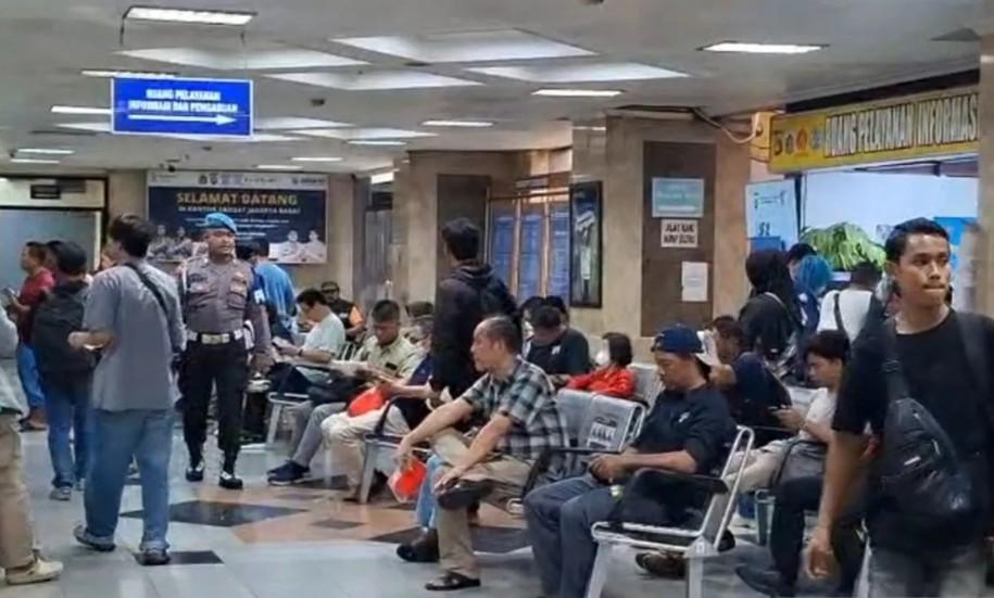 Kantor Samsat Jakarta Barat Dipadati Warga Usai Pemutihan Denda Pajak Kendaraan Berlaku