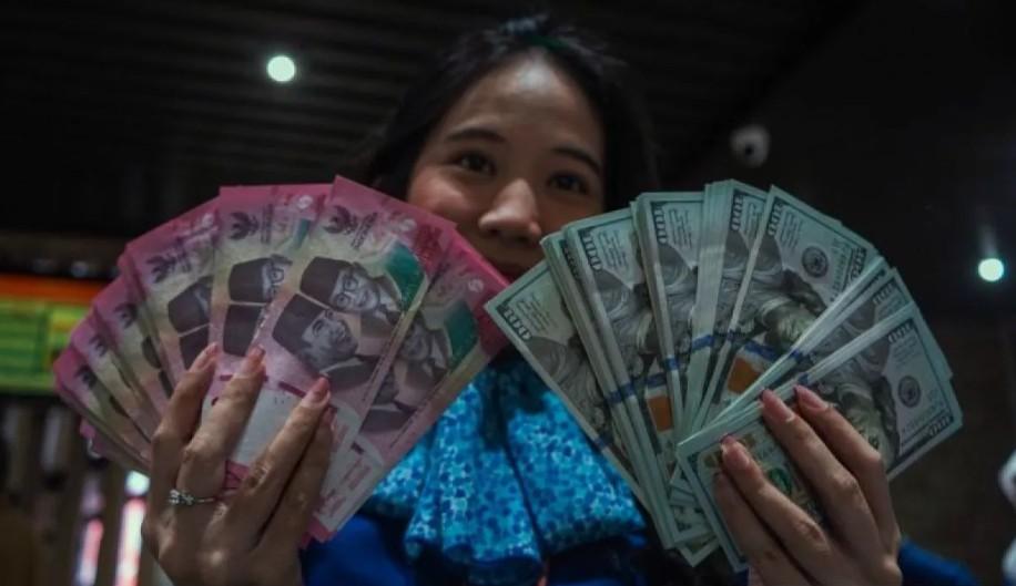 Rupiah Ditutup Melemah ke Rp18.049 per Dolar AS, Dibayangi Ketegangan Geopolitik dan Sentimen Domestik