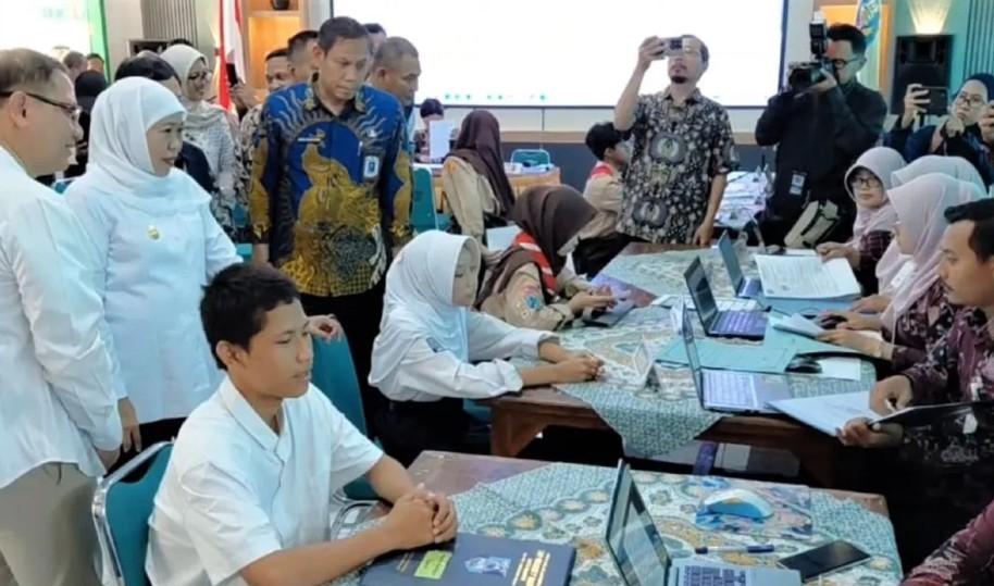 Khofifah Pastikan SPMB 2026/2027 di Jawa Timur Berjalan Lancar dengan Sistem Terjadwal dan Verifikasi Cepat