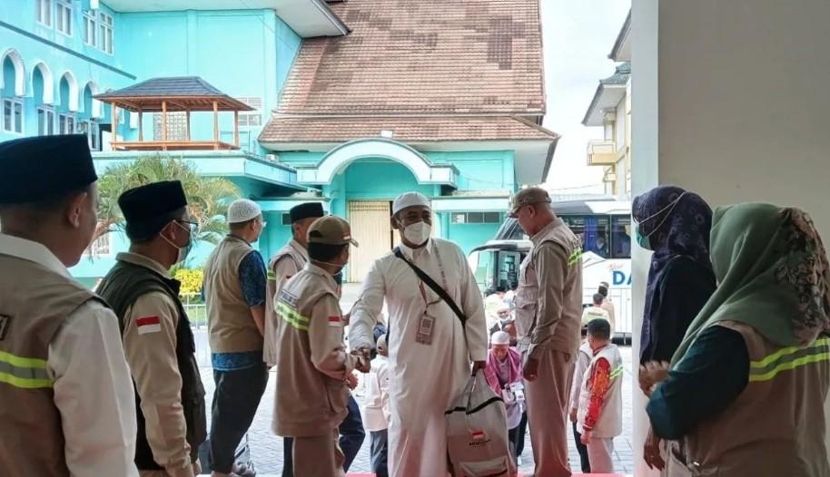 Kepulangan 393 Jamaah Haji Kloter 3 Lombok Barat Berlangsung Lancar, Seluruh Jamaah Kembali Sehat dan Lengkap