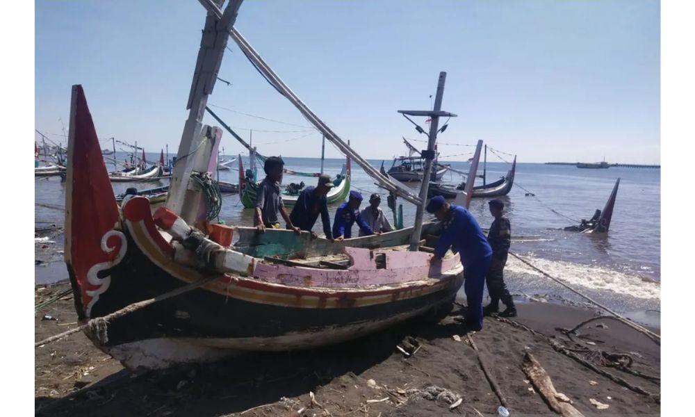 Gelombang Tinggi dan Angin Kencang Rusak Sembilan Perahu Nelayan di Situbondo