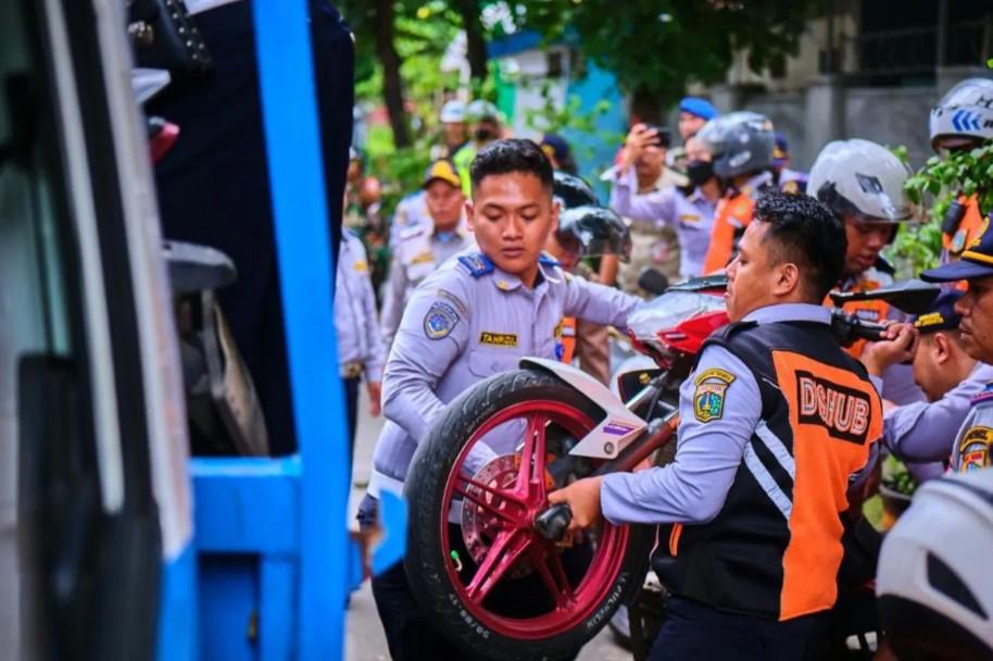 Operasi Serentak di Lima Wilayah Jakarta, Satpol PP Kerahkan 200 Personel untuk Tertibkan Parkir Liar