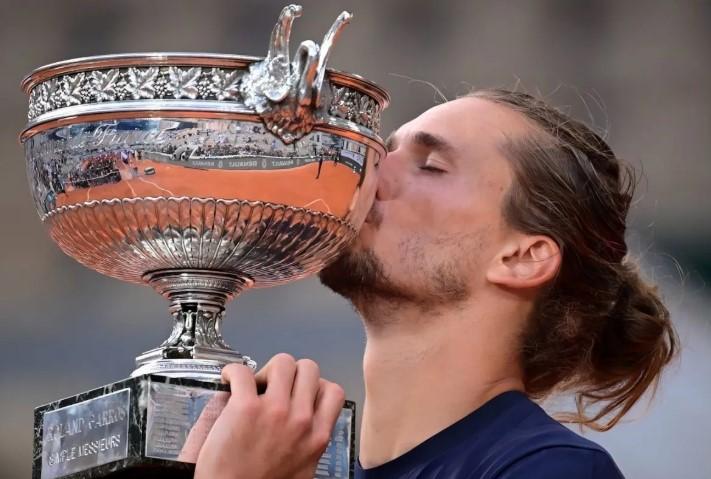 Alexander Zverev Akhirnya Juara Grand Slam, Taklukkan Cobolli di Final Roland Garros 2026