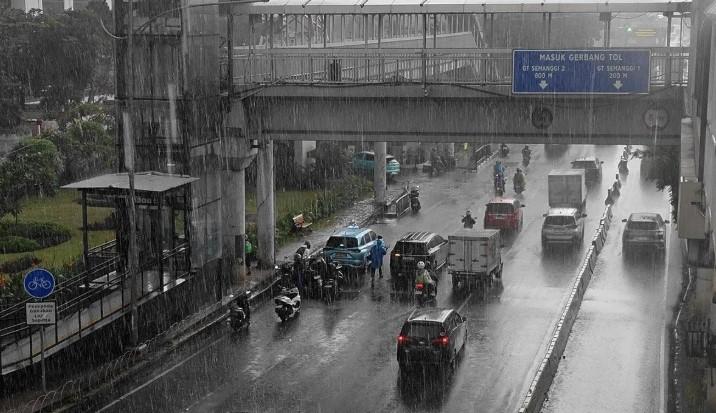 BMKG Prakirakan Hujan Ringan Guyur Sejumlah Kota Besar Indonesia pada Selasa