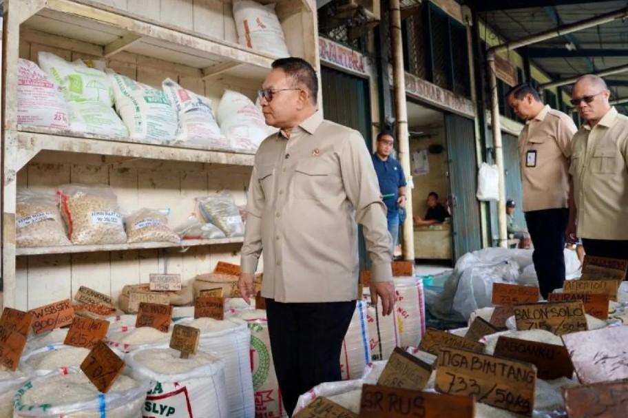 Dudung Abdurachman Pastikan Pasokan Beras Melimpah dan Harga Pangan Stabil Saat Sidak di Pasar Induk Cipinang