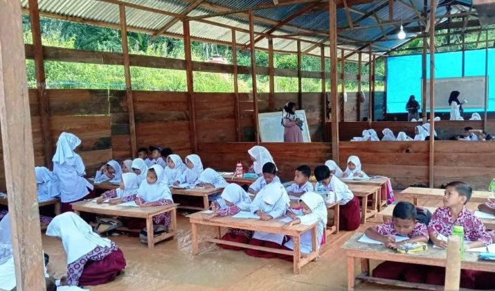 Sebanyak 220 Siswa Penyintas Banjir Bandang di Nagan Raya Berhasil Menyelesaikan Ujian Akhir di Sekolah Darurat