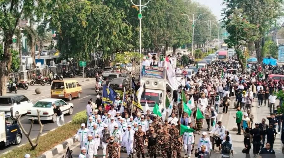 Ratusan Warga Menggelar Aksi di Karawang dan Menuntut Penutupan Permanen Tempat Hiburan Malam Terkait Dugaan Pesta Gay