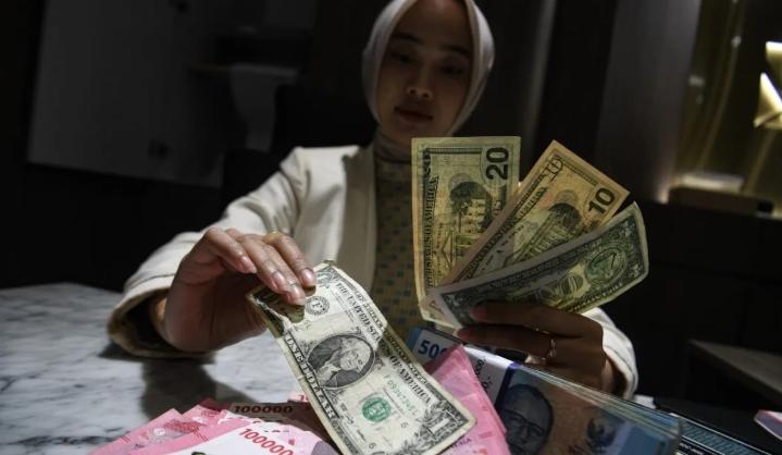 Rupiah Menguat ke Rp17.941 per Dolar AS di Tengah Membaiknya Prospek Fiskal Indonesia