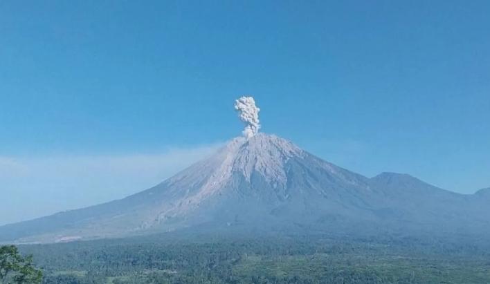Gunung Semeru Enam Kali Erupsi, Tinggi Letusan Mencapai 1.000 Meter di Atas Puncak