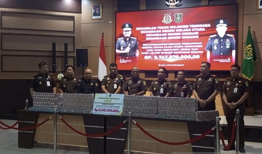 Kejati Sulawesi Tenggara Menyetorkan PNBP Rp9,97 Miliar ke Kas Negara dari Perkara Korupsi dan Lelang Barang Rampasan