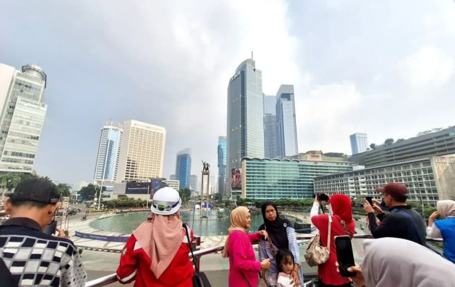 Warga Memadati Sky View Deck Halte Bundaran HI Sambil Menunggu Aksi Mahasiswa, Transportasi Umum Tetap Beroperasi Normal