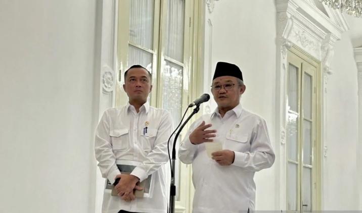 Prabowo Memerintahkan Mendikdasmen Bentuk Tim untuk Evaluasi Buku Ajar di Sekolah