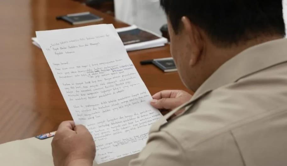 Presiden Prabowo Menerima Surat Apresiasi Siswa SMK Negeri 1 Sorong atas Pembangunan Fasilitas Sekolah dan Program MBG