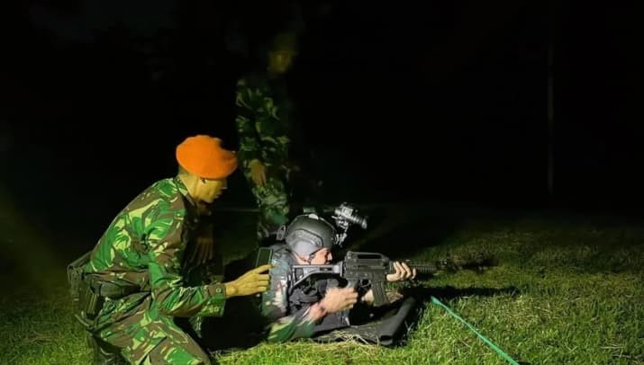 Korpasgat Gelar Latihan Menembak Malam untuk Tingkatkan Kesiapan Tempur Prajurit