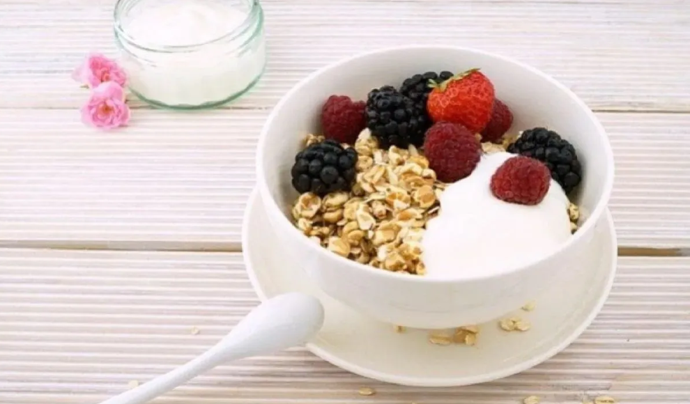 Parfait Stroberi dan Yogurt Direkomendasikan Ahli Gizi sebagai Sarapan Pendukung Penurunan Berat Badan
