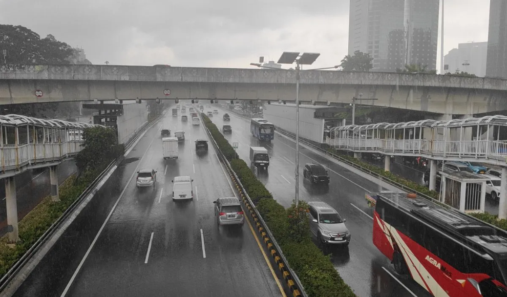 BMKG Prakirakan Sebagian Besar Wilayah Jakarta Diguyur Hujan Ringan pada Senin Malam