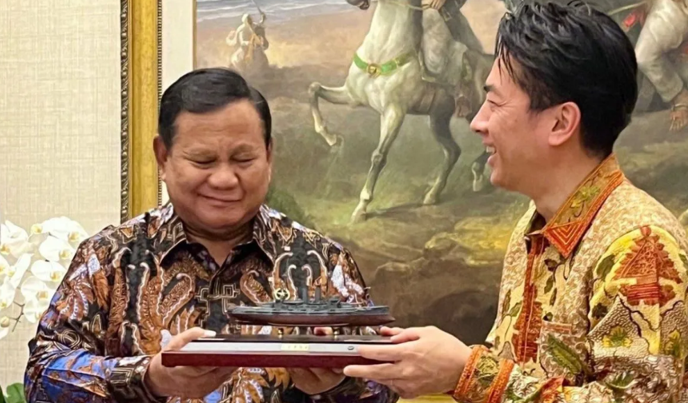 Presiden Prabowo Terima Suvenir Model Kapal Perang Mikasa dari Menteri Pertahanan Jepang