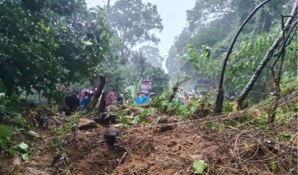 Jalur Padang–Painan Ditutup Total akibat Longsor, Alat Berat Dikerahkan Bersihkan Material