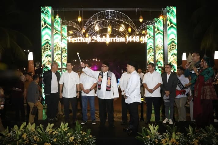 Pemprov DKI Meriahkan Tahun Baru Islam dengan Pawai Obor Elektrik di Kebayoran Baru