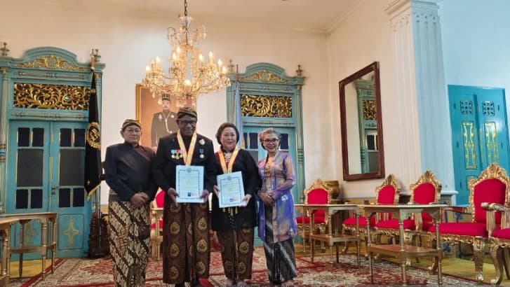 Bupati Mimika Johannes Rettob Terima Gelar Kanjeng Raden Aryo dari Keraton Surakarta