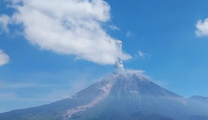 Gunung Semeru Tujuh Kali Erupsi dengan Letusan Mencapai 1.000 Meter di Atas Puncak
