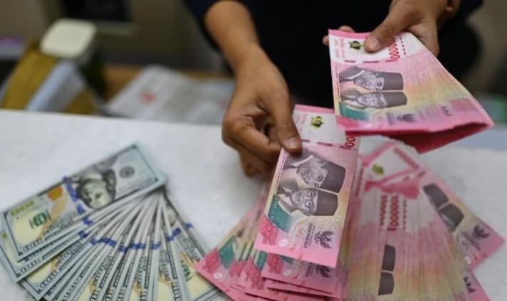 Rupiah Dibuka Melemah ke Rp17.738 per Dolar AS, Pasar Tunggu Keputusan Suku Bunga The Fed
