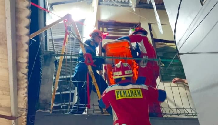 Damkar Jakarta Timur Evakuasi Jenazah Berbobot 120 Kilogram dari Lantai Dua Rumah