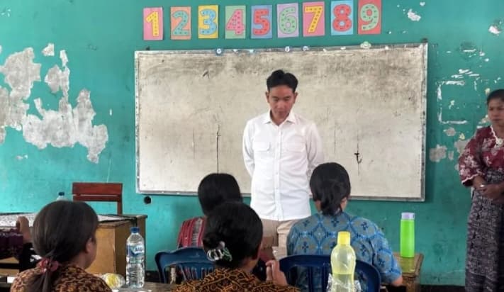 Wapres Gibran Tinjau Program MBG di Ende dan Soroti Kondisi Ruang Kelas yang Gelap
