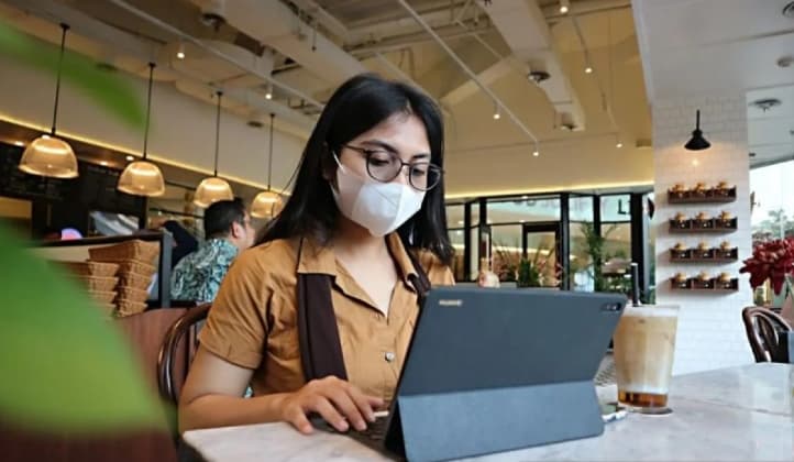 Dokter RSUI Ingatkan Posisi Duduk Tidak Ergonomis Picu Nyeri Pinggang pada Usia Muda