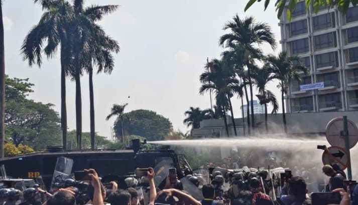 Eksekusi Eks Hotel Sultan Ricuh, Petugas Kerahkan Water Canon Halau Massa Penolak
