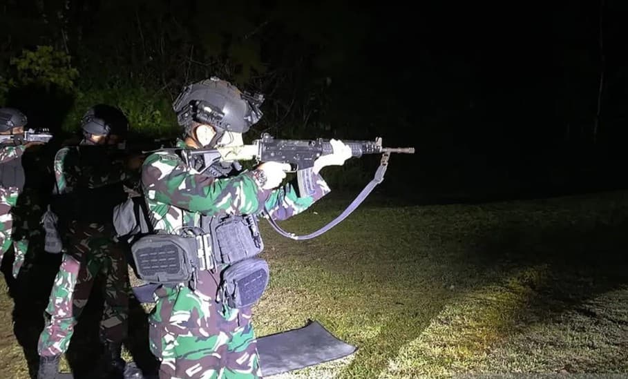Korpasgat TNI AU Gelar Latihan Menembak Malam di Biak untuk Tingkatkan Kemampuan Tempur Prajurit