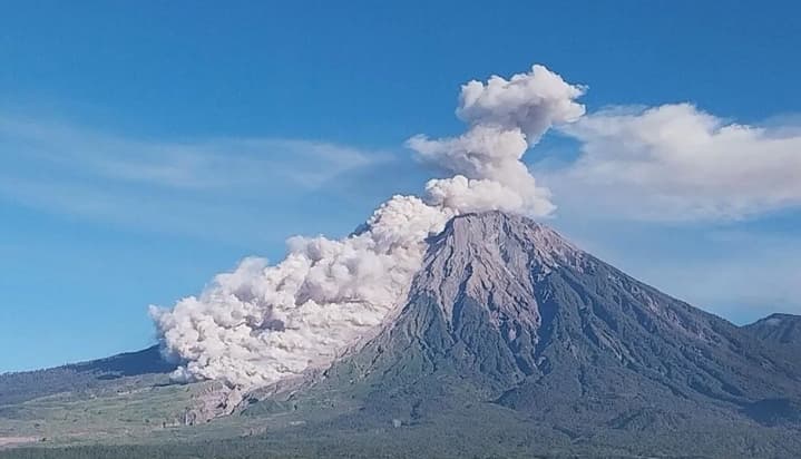Gunung Semeru Erupsi Disertai Awan Panas Guguran, Meluncur hingga 4,5 Kilometer ke Besuk Kobokan