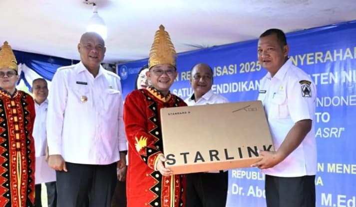 Mendikdasmen Salurkan Starlink dan Bantuan Listrik untuk Sekolah 3T di Nias Utara