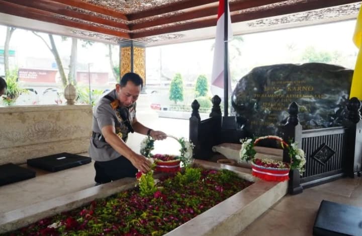Kapolri Ziarah ke Makam Bung Karno untuk Serap Nilai Kepemimpinan Bangsa Jelang Hari Bhayangkara ke-80