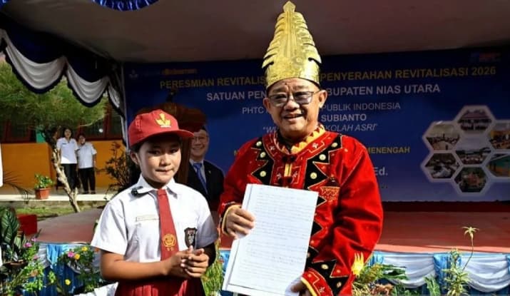 Mendikdasmen Terima Surat Cinta dari Murid Nias Utara untuk Presiden Prabowo