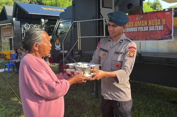 Brimob Polda Sulteng Operasikan Dapur Lapangan dan Air Bersih untuk Korban Gempa Sigi
