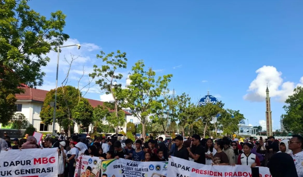 Ratusan Warga Batam Gelar Pawai Dukung Keberlanjutan Program Makan Bergizi Gratis