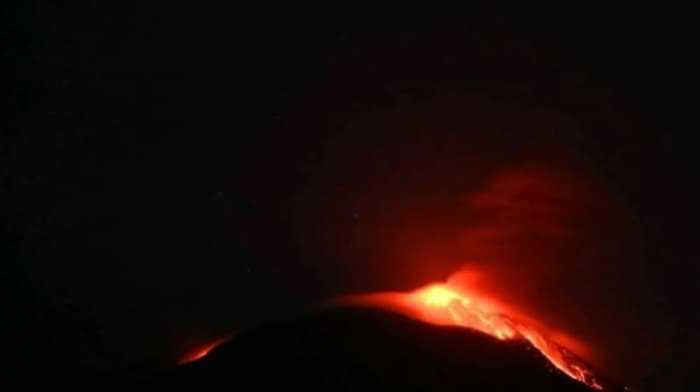 Gunung Ile Lewotolok Erupsi, Kolom Abu Membumbung 600 Meter di Atas Puncak